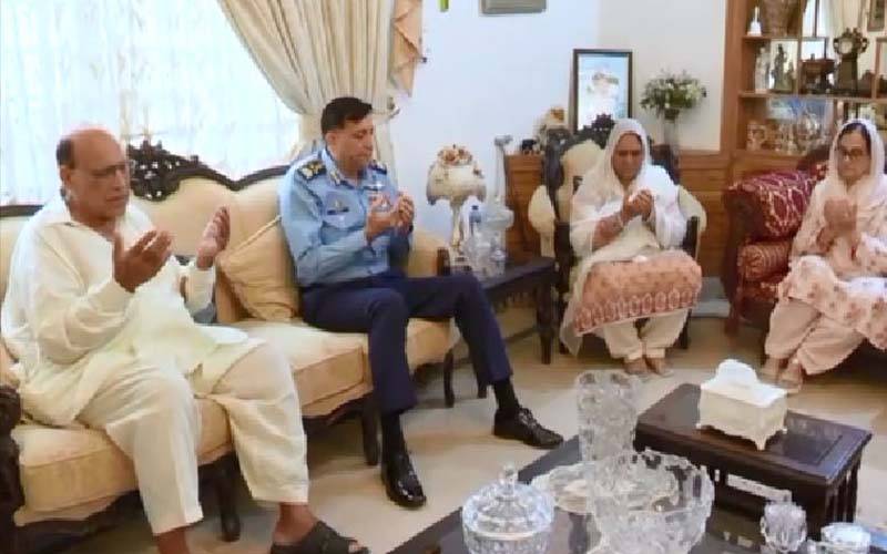 سربراہ پاک فضائیہ کا سکواڈرن لیڈر عثمان یوسف شہید کے خاندان سے اظہار تعزیت