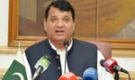 ایک دن آئے گا پی ٹی آئی اڑ جائے گی، ملک میں الیکشن 5 سال بعد ہونگے: وفاقی وزیر امیر مقام