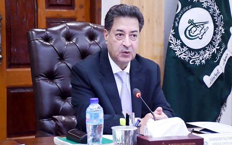 چیف الیکشن کمشنر کی الیکشن کمیشن کے ملازمین پر نوازشات، کروڑوں روپے کے اعزازیے 4 مختلف مراحل میں دیئے گئے