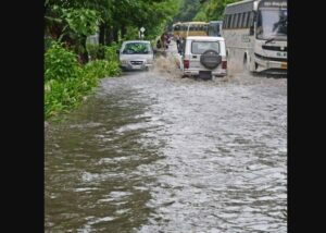 بھارت کی 'سیلیکون ویلی' زیرِ آب، شدید بارشوں نے بنگلورو کا نظامِ زندگی درہم برہم کردیا