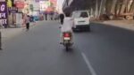 چلتی بائیک پر بیوی کے ہاتھوں شوہر کی چپل سے دھلائی، ویڈیو وائرل ہو گئی
