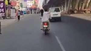 چلتی بائیک پر بیوی کے ہاتھوں شوہر کی چپل سے دھلائی، ویڈیو وائرل ہو گئی