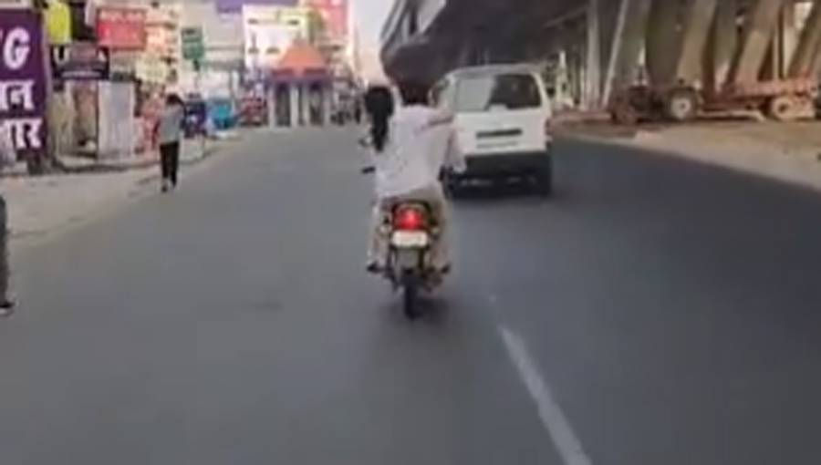چلتی بائیک پر بیوی کے ہاتھوں شوہر کی چپل سے دھلائی، ویڈیو وائرل ہو گئی