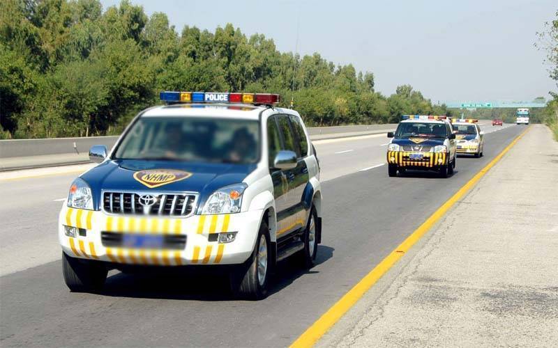شیخوپورہ کے نزدیک کارحادثہ، تلاشی لینے پر ڈگی سے ایک شخص برآمد، یہ دراصل کون تھا؟ موٹروے پولیس کا بیان آگیا۔