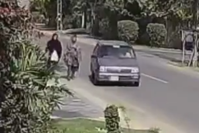 لاہور میں خاتون کو کار سواروں نے اغوا کرلیا، فوٹیج سامنے آگئی