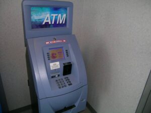 بھارت میں گرمی اور بجلی کے ستائے خاندان کے اے ٹی ایم بوتھ میں ڈیرے