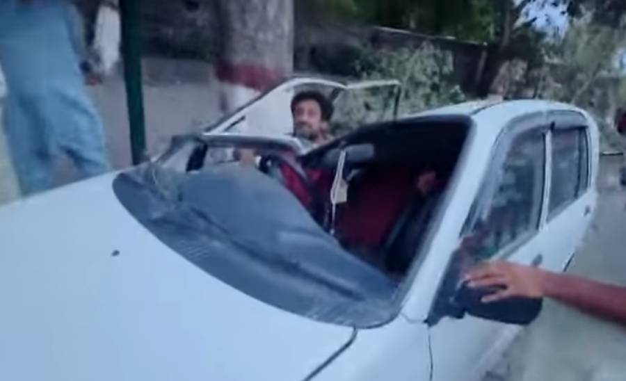 آندھی کی وجہ سے لاہور کے شہری کی گاڑی تباہ ہو گئی