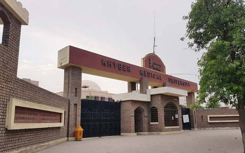 خیبر میڈیکل یونیورسٹی میں ہراسانی؛ 18 گریڈ کا افسر ملازمت سے برطرف، مرکزی ملزم طالبعلم کو بھی نکال دیا گیا