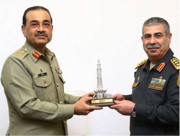 فیلڈ مارشل کی آذربائیجان کے وزیرِ دفاع سے ملاقات، دفاعی تعلقات مزید مستحکم کرنے کے عزم کا اعادہ