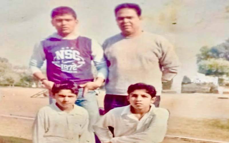 یہ بچہ ہو کر کبھی آپ کی کپتانی میں نہیں کھیلا، اور آپ اس بچے کی کپتانی میں کھیلے ہیں،، اعظم صدیقی نے بابر اعظم اور کامران اکمل کی پرانی تصویر شئیر کردی
