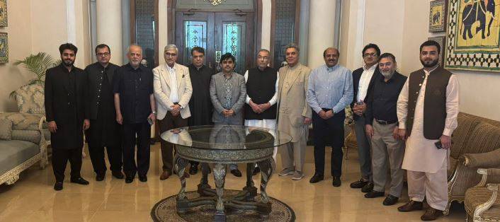 وزیر مملکت حذیفہ رحمان کا سینئر ایڈیٹرز اور تجزیہ نگاروں کے اعزاز میں ظہرانہ