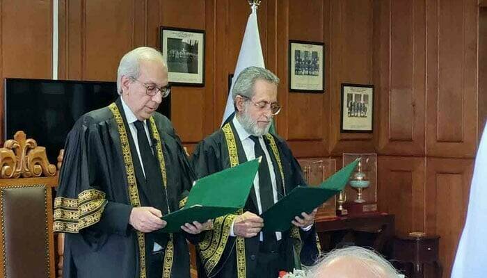 جسٹس منیب اختر نے قائم مقام چیف جسٹس کے عہدے کا حلف اٹھا لیا