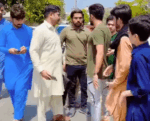 بابراعظم سڑک پر مداحوں سے الجھ پڑے، ویڈیو وائرل