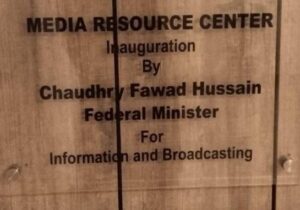 پی ٹی وی انتظامیہ نے نئی حکومت کو خوش کرنے کے لیے فواد چوہدری کے نام کی تختی ہٹا دی، لیکن وزیراطلاعات عطا تارڑ کو پتہ چلا تو انہوں نے کیا کیا؟ فواد چوہدری بھی سراہنے پر مجبور