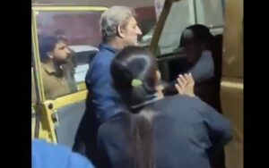 معروف میڈیا ہاؤس کے مالک ’سلمان فاروقی‘ کا گاڑی سے ٹکر مارنے پر نوجوان پر تشدد، شرمناک ویڈیو وائرل