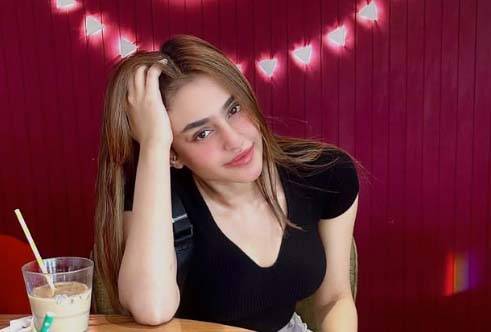 معروف ماڈل جنت امین خان کو کراچی کے مال میں جانا مہنگا پڑ گیا، مداحوں نے گھیر لیا