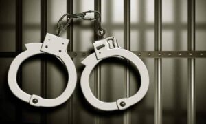 کراچی، فرار قیدی کی والدہ مثال بن گئیں، بیٹے کو خود واپس جیل پہنچا دیا