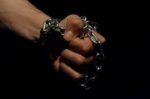 لاہور؛ بوتل میں نشہ آور چیز ملا کر شہری کو لوٹنے والا مالشی گرفتار