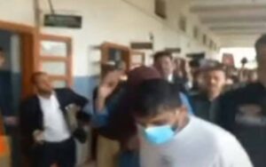 نوجوان پر تشدد؛ سلمان فاروقی کو عدالت پیشی کے بعد تھپڑ پڑ گئے