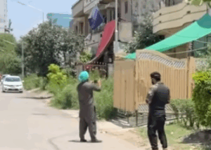 نیچے کسی کا گھر ہے، اوپر اجازت کے بغیر آپ نہیں جاسکتے، تین بجے تک میرے ساتھ رابطے میں رہی : صحافی ہرمیت سنگھ