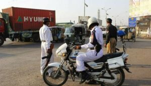 کراچی: رکشوں پر مکمل پابندی عائد کرنے کی منظوری، رانگ وے اور ون وہیلنگ پر بھاری جرمانے ہوں گے