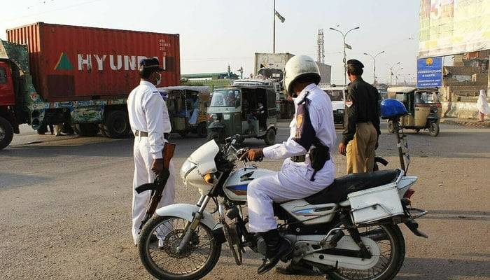 کراچی: رکشوں پر مکمل پابندی عائد کرنے کی منظوری، رانگ وے اور ون وہیلنگ پر بھاری جرمانے ہوں گے