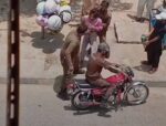 پنجاب پولیس کے 2 شیر دل جوانوں کا نہتے غریب مزدور پر بیچ چورہے تشدد، شرمناک ویڈیو بھی سامنے آگئی