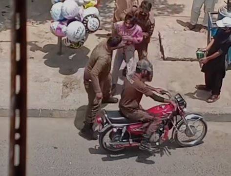 پنجاب پولیس کے 2 شیر دل جوانوں کا نہتے غریب مزدور پر بیچ چورہے تشدد، شرمناک ویڈیو بھی سامنے آگئی
