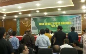 وزیر خزانہ محمد اورنگزیب کی پوسٹ بجٹ پریس کانفرنس کے دوران صحافیوں کا واک آؤٹ