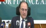 چیئرمین، ڈپٹی چیئرمین سینیٹ، سپیکر، ڈپٹی سپیکر کی تنخواہیں بڑھا کر ساڑھے 21لاکھ روپے ماہانہ کردی گئیں؟صحافی کے سوال پر وزیر خزانہ کا جواب بھی آ گیا