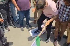 مسلہ کشمیر پر ٹرمپ کی جانب سے ثالثی کی پیشکش کے بعد ہندو انتہا پسندوں کے ہاتھوں امریکی پرچم کی بے حرمتی