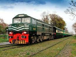 کندھکوٹ میں مسافر ٹرین کی 7 بوگیاں پٹری سے اتر گئیں