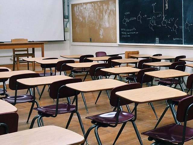 نجی سکول نے گرمیوں کی چھٹیوں سے ہی ماہانہ فیسوں میں غیرقانونی طور پر 20 فیصد اضافہ کردیا