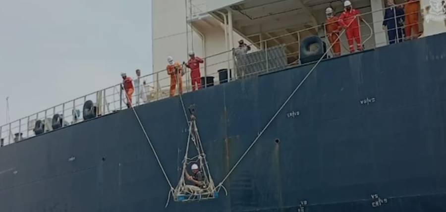 مثالی کردار کا عملی ثبوت۔۔۔پاک بحریہ کا سمندر میں زخمی بھارتی عملے کو بچانے کے لیے کامیاب ریسکیو آپریشن