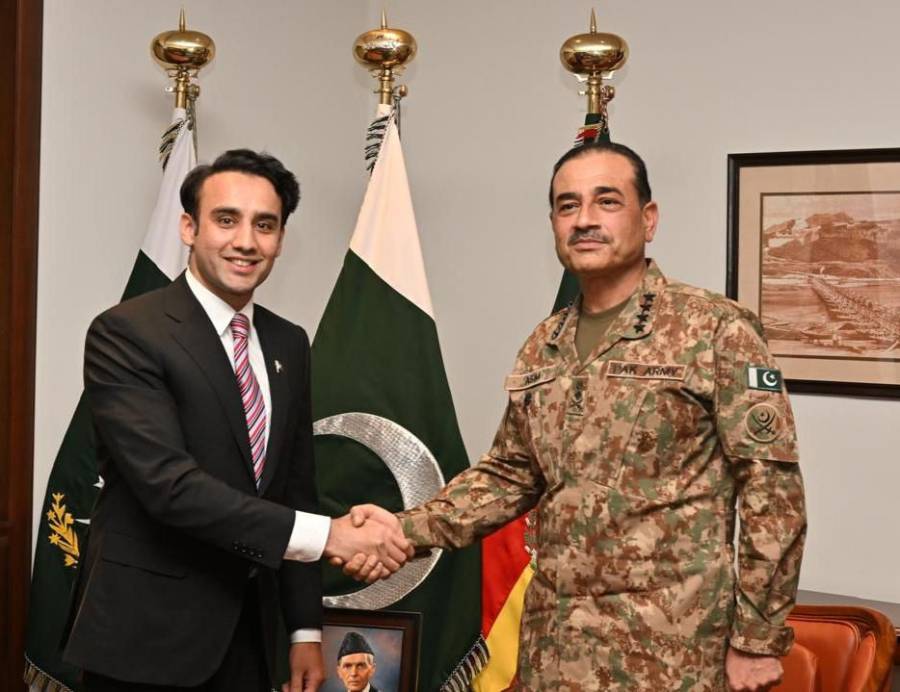 پاکستان کا واحد عہدیدار جو تنخواہ نہیں لیتا بلکہ جہاز کی ٹکٹیں بھی اپنی جیب سے خریدتا ہے