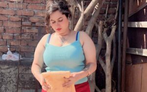 نسلوں کی تربیت کا سوال ہے، بچے کیا سوچیں گے کہ ہمارے بڑے ایسے ہی ننگے رہتے تھے‘ سوشل میڈیا پر ’فحش مواد‘ شیئر کرنے کا الزام، انفلوئنسر ’کمل کور بھابی‘ قتل، سوشل میڈیا پر ہنگامہ برپا