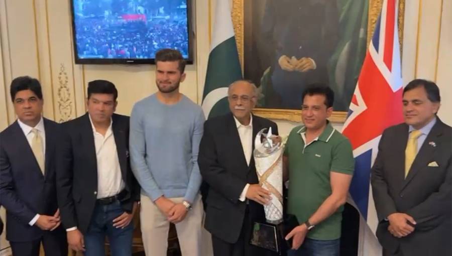 پاکستان ہائی کمیشن لندن میں لاہور قلندرز کی ٹرافی تقریب، عوام اور کرکٹ اسٹارز کا جوش و خروش