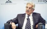 قومی سلامتی کمیٹی اجلاس: صحافی کے سوال پر خواجہ آصف کی کانوں کو ہاتھ لگاکر معذرت