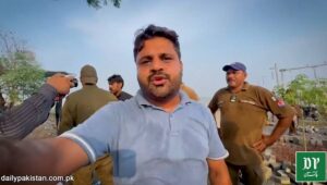 پولیس نے ناکے پر گاڑی روکی تو اندر سے کئی من منشیات نکل آئیں، موقع پر ہنگامہ، آپ بھی دیکھیے