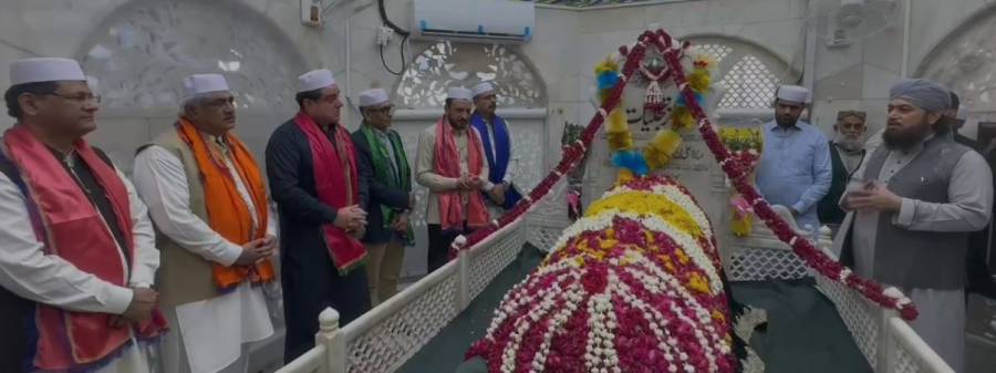 کابینہ کمیٹی برائے امن و امان کی داتا دربار آمد، صوبائی وزراء کی مزار پر حاضری، ملک و قوم کے لیے دعائیں