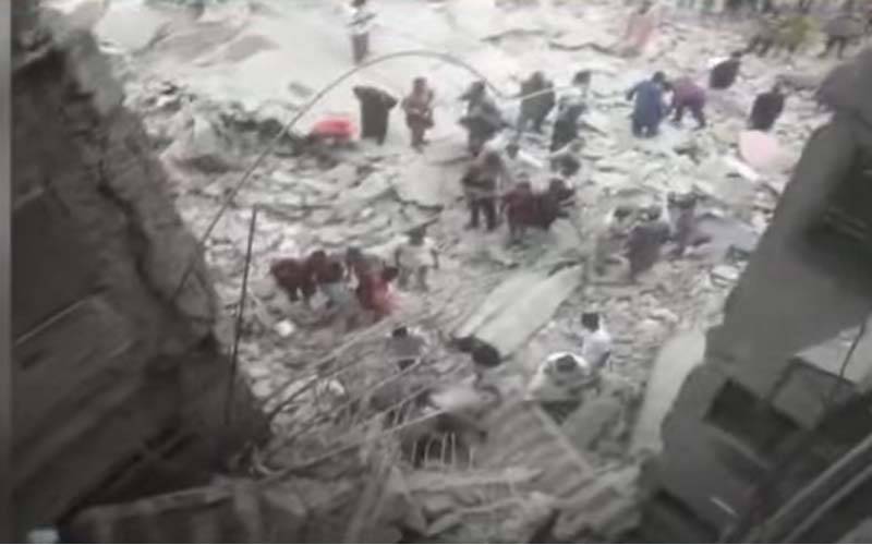 کراچی کے علاقے لی مارکیٹ میں 5منزلہ عمارت گر گئی