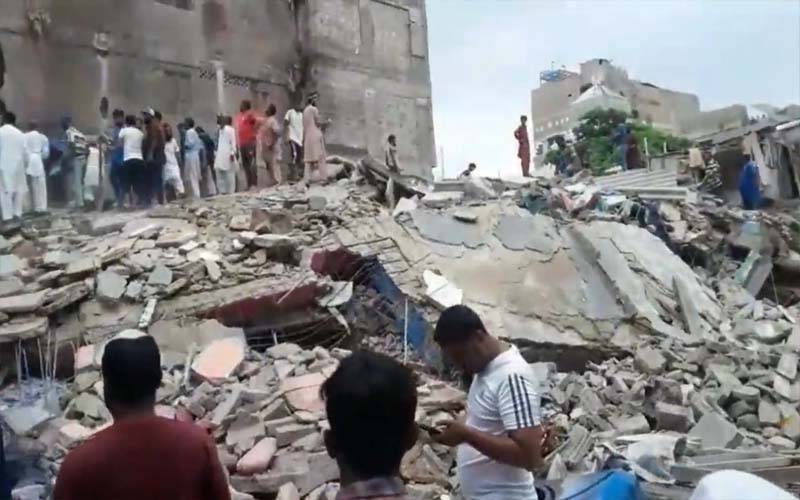 عمارت تلے دبے ایک شخص کا اپنے عزیز و اقارب، ریسکیو حکام کو ٹیلی فون، مدد کی درخواست