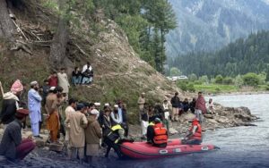 وادی نیلم میں گاڑی دریا میں جا گری، 6 افراد جاں بحق، ایک لاپتہ