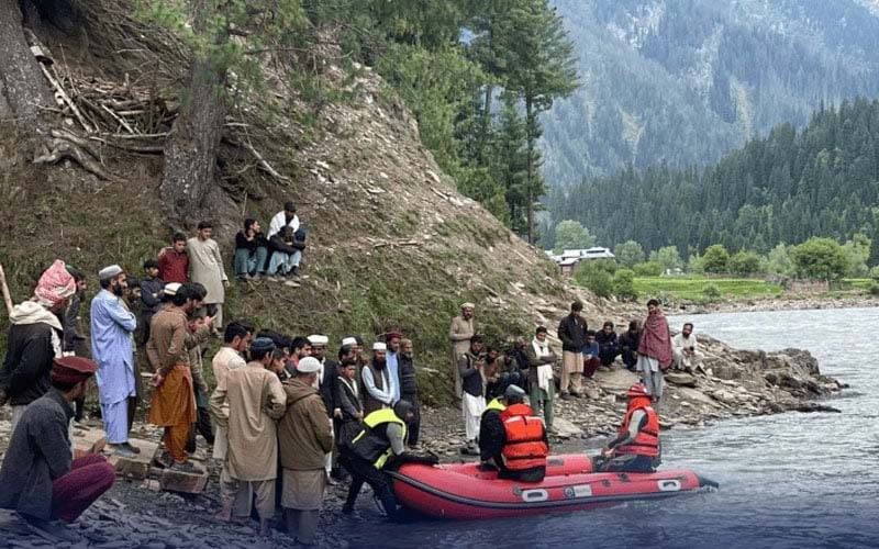 وادی نیلم میں گاڑی دریا میں جا گری، 6 افراد جاں بحق، ایک لاپتہ