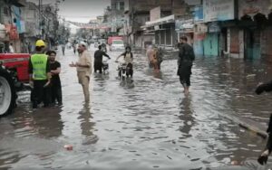 مختلف شہروں میں موسلادھار بارش، نشیبی علاقے زیر آب، درجنوں مکانات منہدم