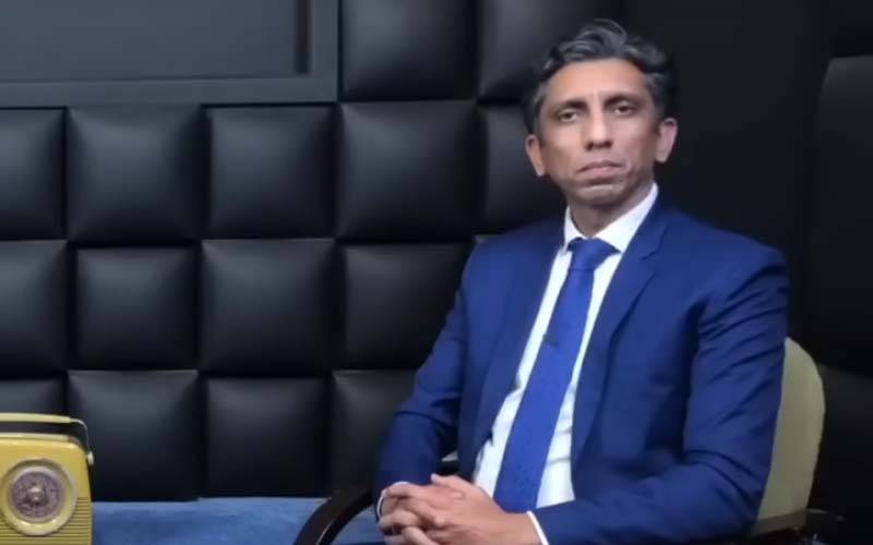 صحافی اعزاز سید صدر آصف علی زرداری کو عہدے سے ہٹائے جانے کی خبر پر ڈٹ گئے