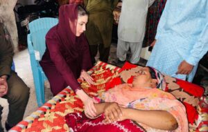 چیئرپرسن پنجاب ویمن پروٹیکشن اتھارٹی شیر کے حملے میں زخمی ہونیوالی خاتون کے گھر پہنچ گئیں، قانونی اور طبی معاونت کی یقین دہانی