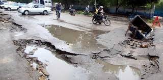 کراچی کی سڑکیں تباہ حال، شہری ادارے ایس ایس جی سی سے اربوں روپے ہضم کر گئے