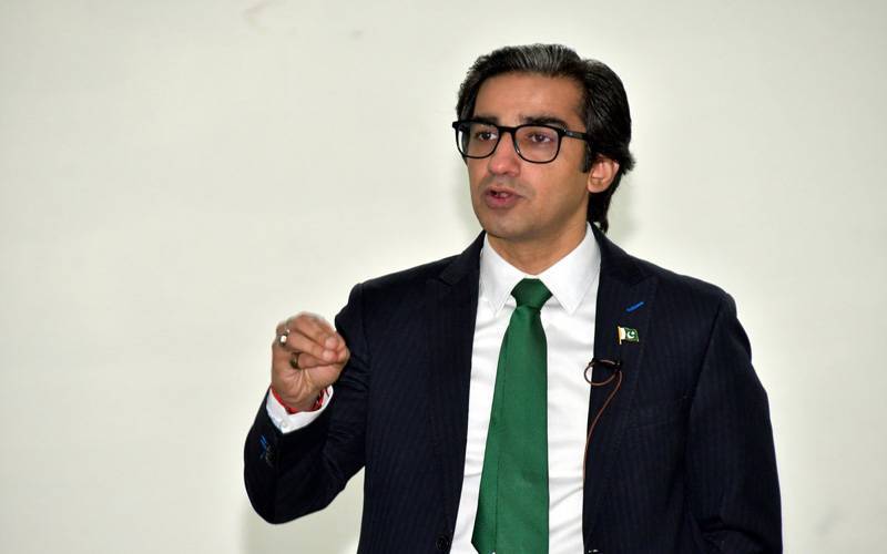 عمران خان کے بچوں کی پاکستان آمد کے اعلان سے مومینٹم بن رہا تھا لیکن بار بار علی امین گنڈاپور کے اعلانات سے مومینٹم ٹوٹ جاتا ہے، بیرسٹر سعد رسول
