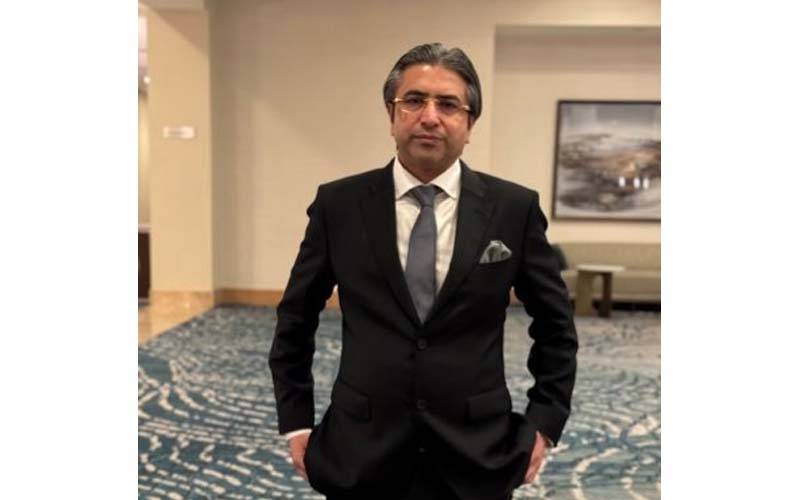 عمران خان نے بچوں کو ذاتی طور پر لندن چھوڑنے کا فیصلہ کیا، وہ اس وقت جلا وطن یا عدالتی مجبور نہیں تھے، صحافی حسن ایوب کا قاسم خان کو جواب